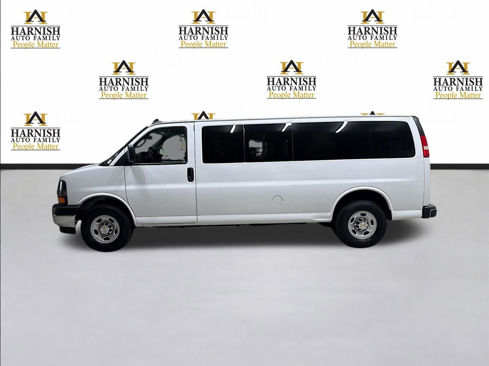 2024 Chevrolet Express Passenger 3500 1LT
