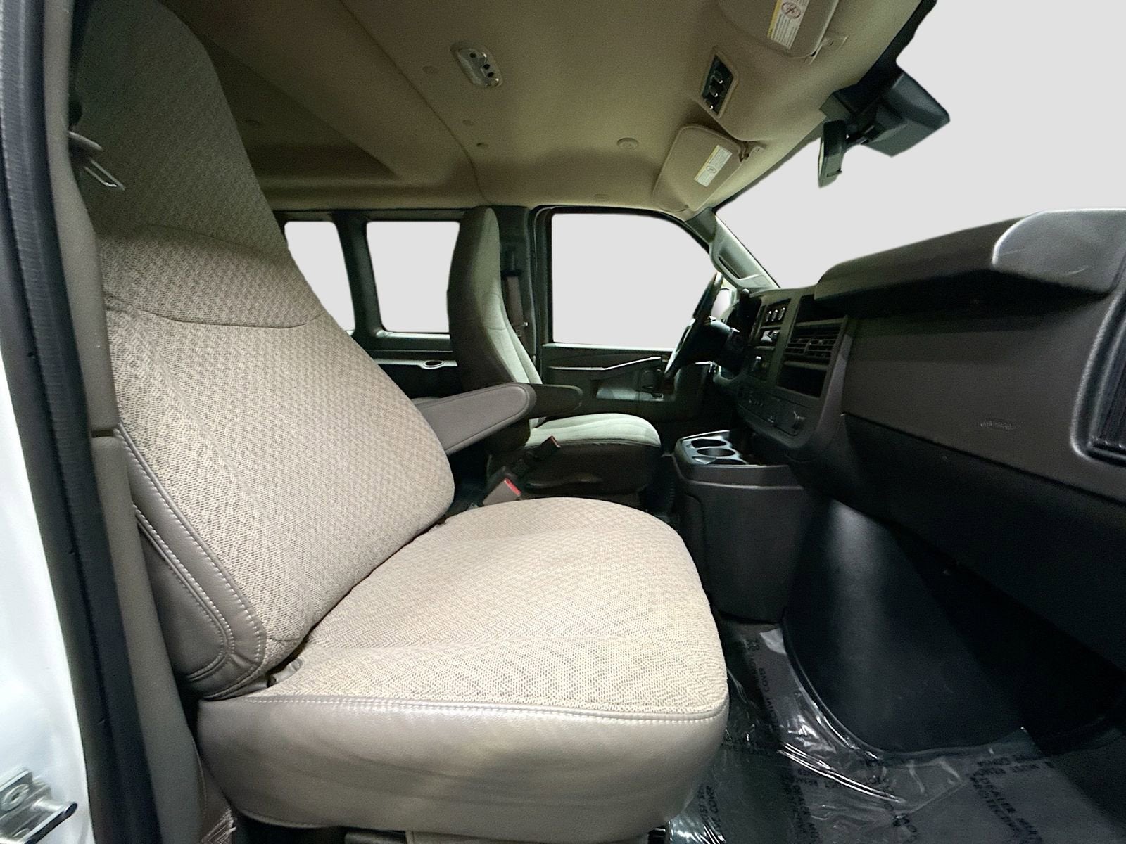 2024 Chevrolet Express Passenger 3500 1LT