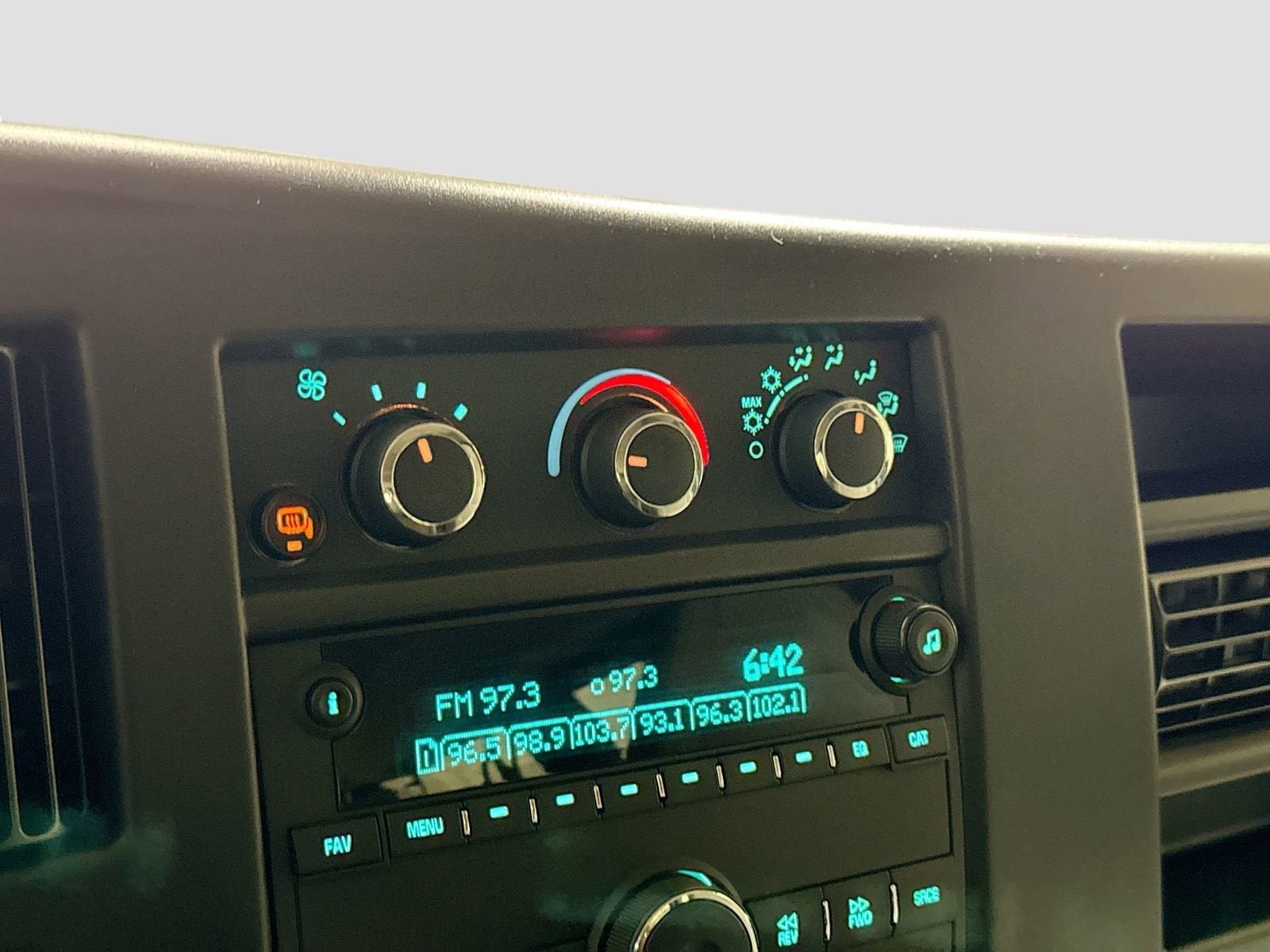 2025 Chevrolet Express Passenger 1LT