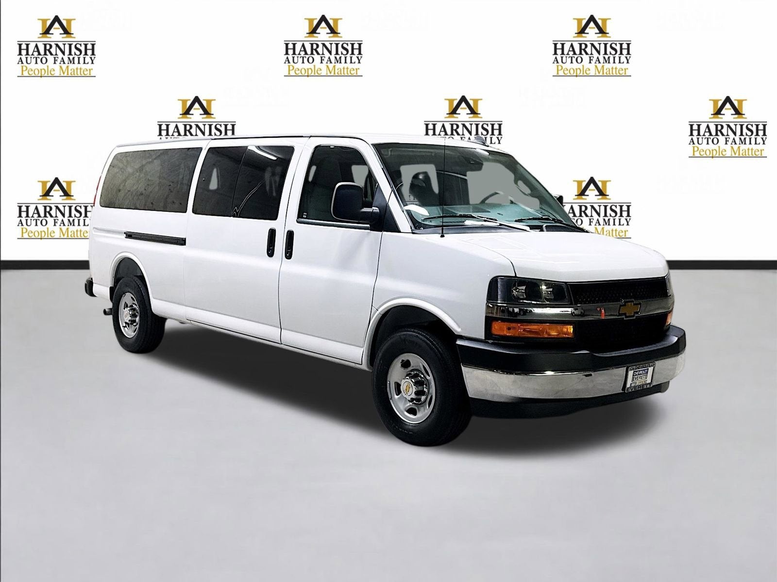 2025 Chevrolet Express Passenger 1LT