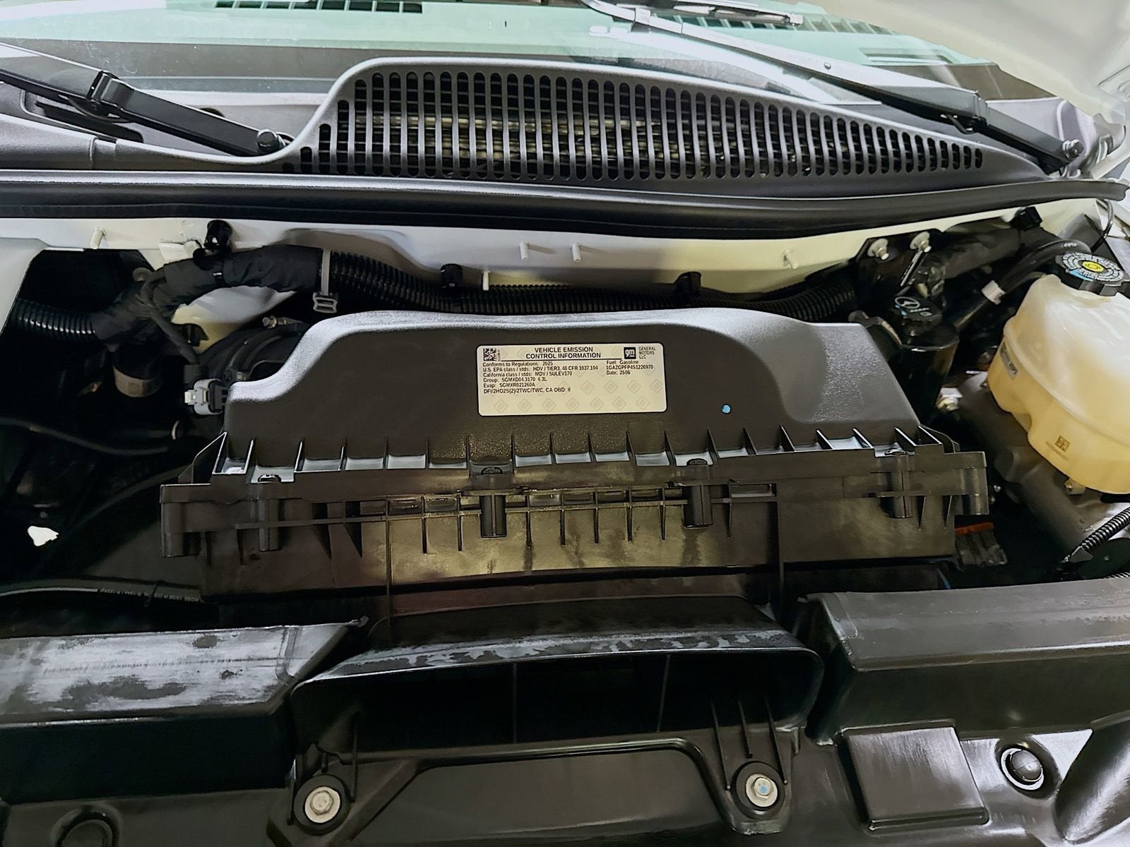 2025 Chevrolet Express Passenger 1LT