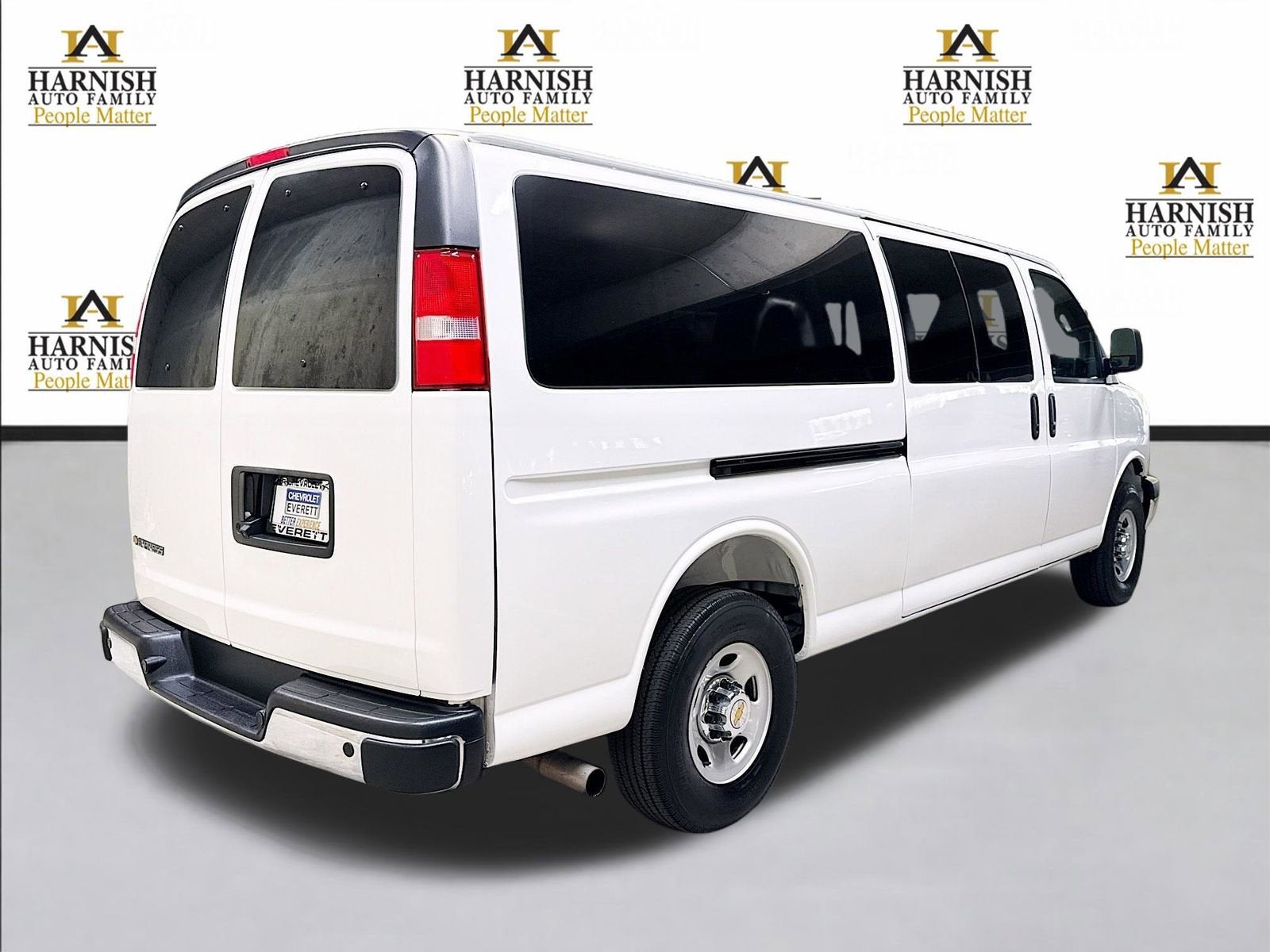 2025 Chevrolet Express Passenger 1LT