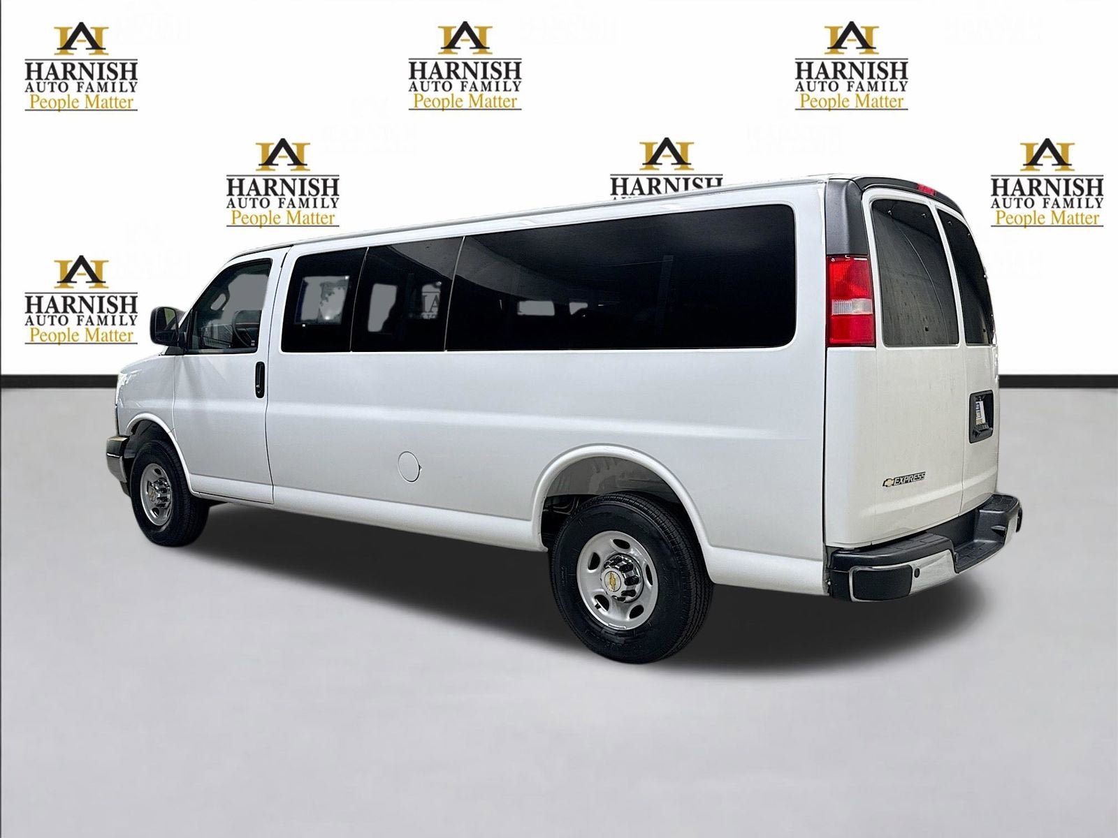 2025 Chevrolet Express Passenger 1LT