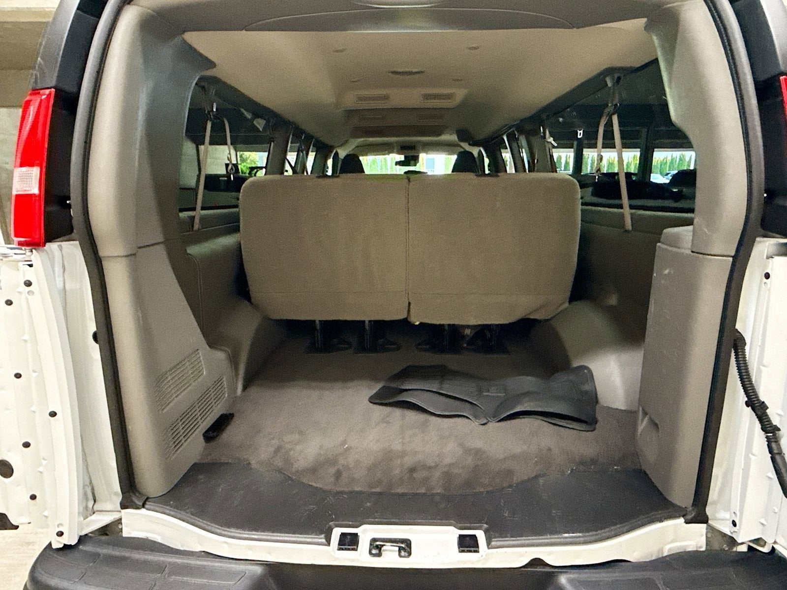 2025 Chevrolet Express Passenger 1LT