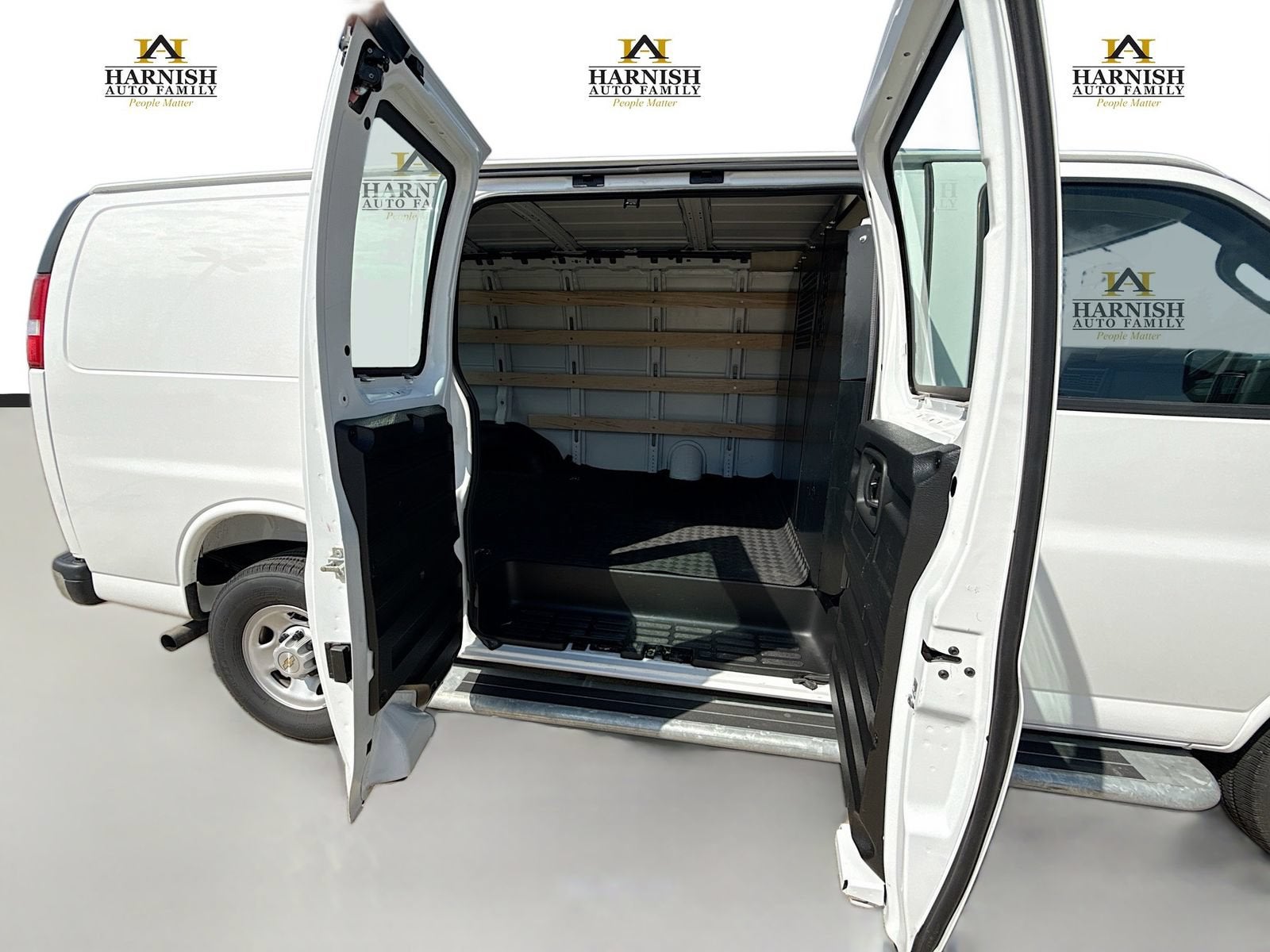 2025 Chevrolet Express Cargo WT