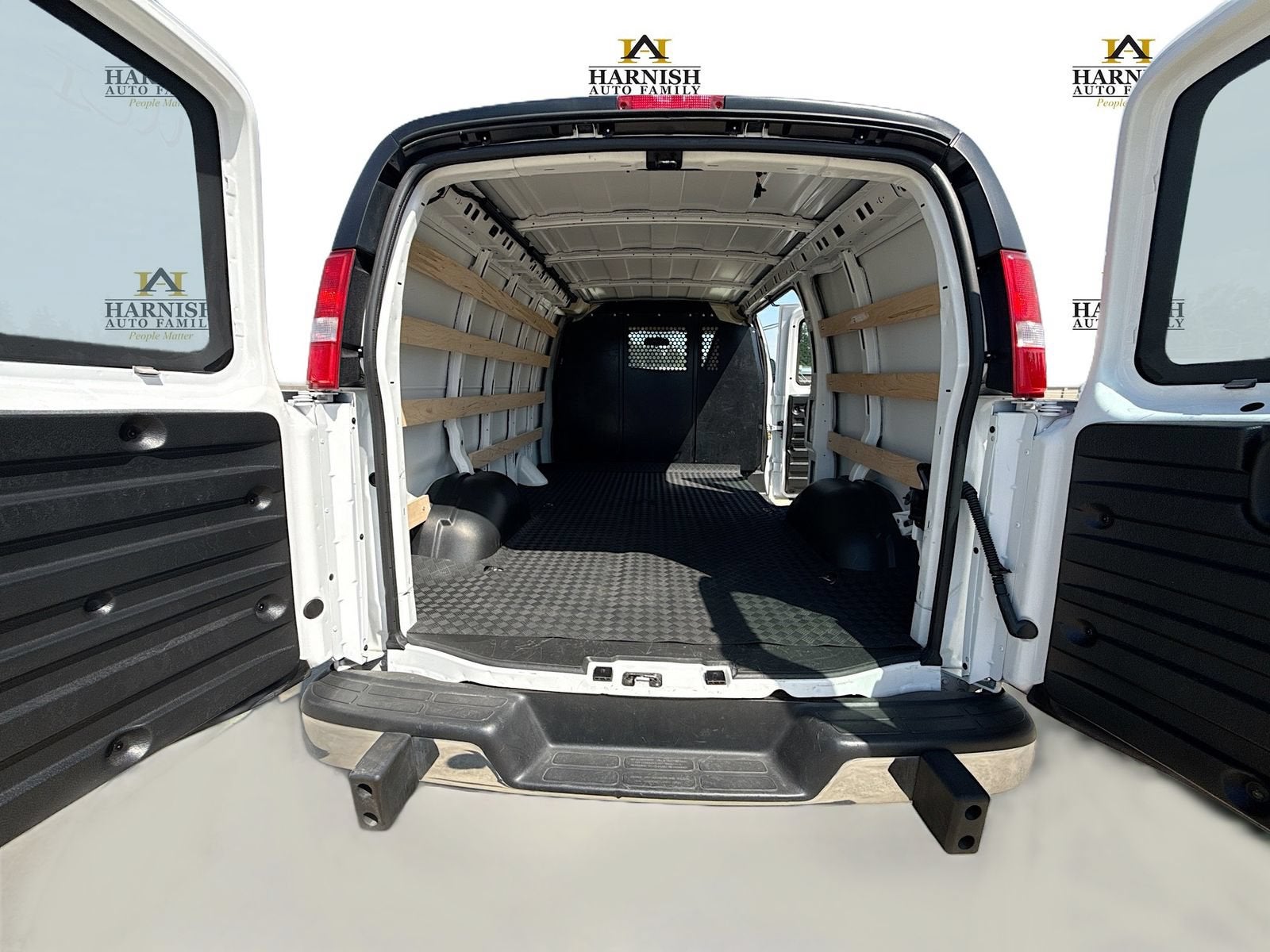 2025 Chevrolet Express Cargo WT