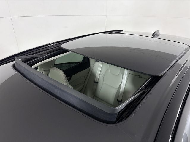 2023 Volvo XC60 B6 Ultimate Dark Theme