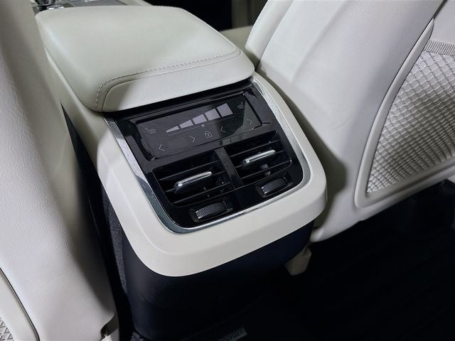 2023 Volvo XC60 B6 Ultimate Dark Theme