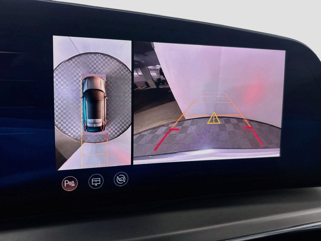 2024 Cadillac LYRIQ Luxury 2